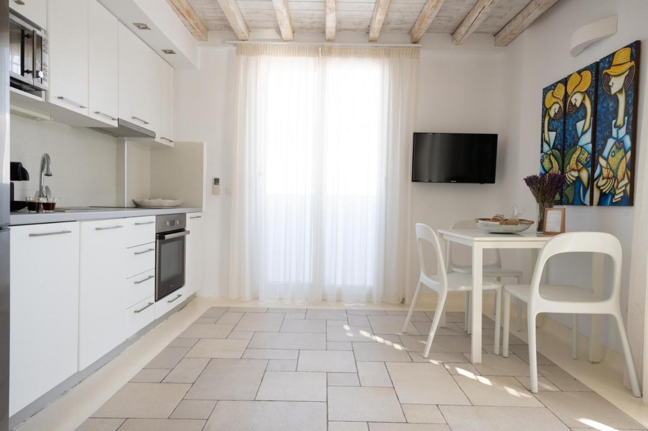 Blue, White And Grey Suites 오르노스 외부 사진