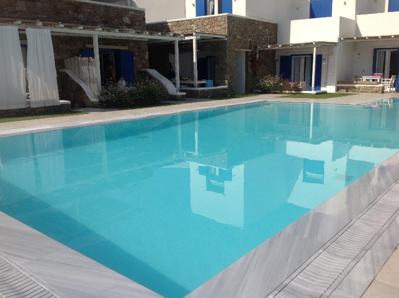 Blue, White And Grey Suites 오르노스 외부 사진